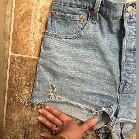 Levi’s Ribcage Shorts size 32 Vintage Frayed Distressed Denim Jean Short - Picture 9 of 10